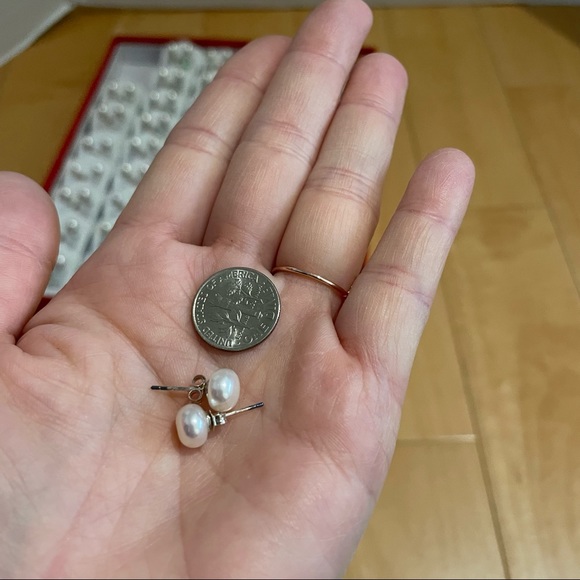 7.5mm white freshwater pearl studs - Picture 3 of 3